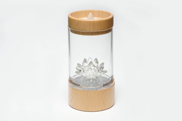 お香を焚きます。