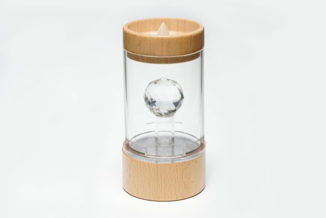 LEDランプが下部ユニットに収納。電池式のリモコン操作