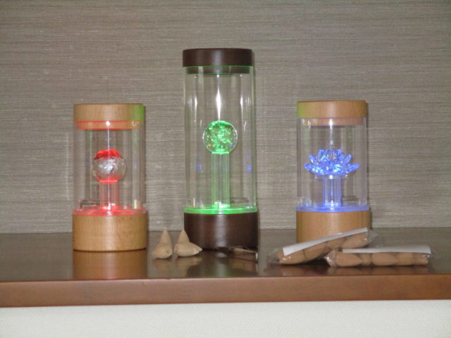 １６色の光が煙とオブジェを奏でます。